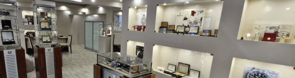 Το Luxury Time στο κέντρο της Καλαμάτας είναι ο απόλυτος προορισμός για πολυτελή ρολόγια. Ανακαλύψτε μια μοναδική συλλογή από προϊδιοκτήτα και καινούργια ρολόγια κορυφαίων brands, όπως Rolex, Cartier, Patek Philippe, Audemars Piguet, Omega, Tudor, Panerai, Vostok Europe, Aviator και Zeppelin. Παρέχουμε εξειδικευμένες υπηρεσίες service, εξασφαλίζοντας άριστη ποιότητα για τα ρολόγια σας.